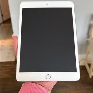 Apple iPad Mini Silver and White Touchscreen Tablet